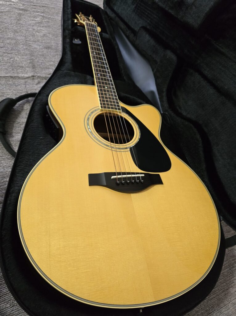 そこにポーンって放ってある「いつでも弾ける1本」YAMAHA LJX16CP